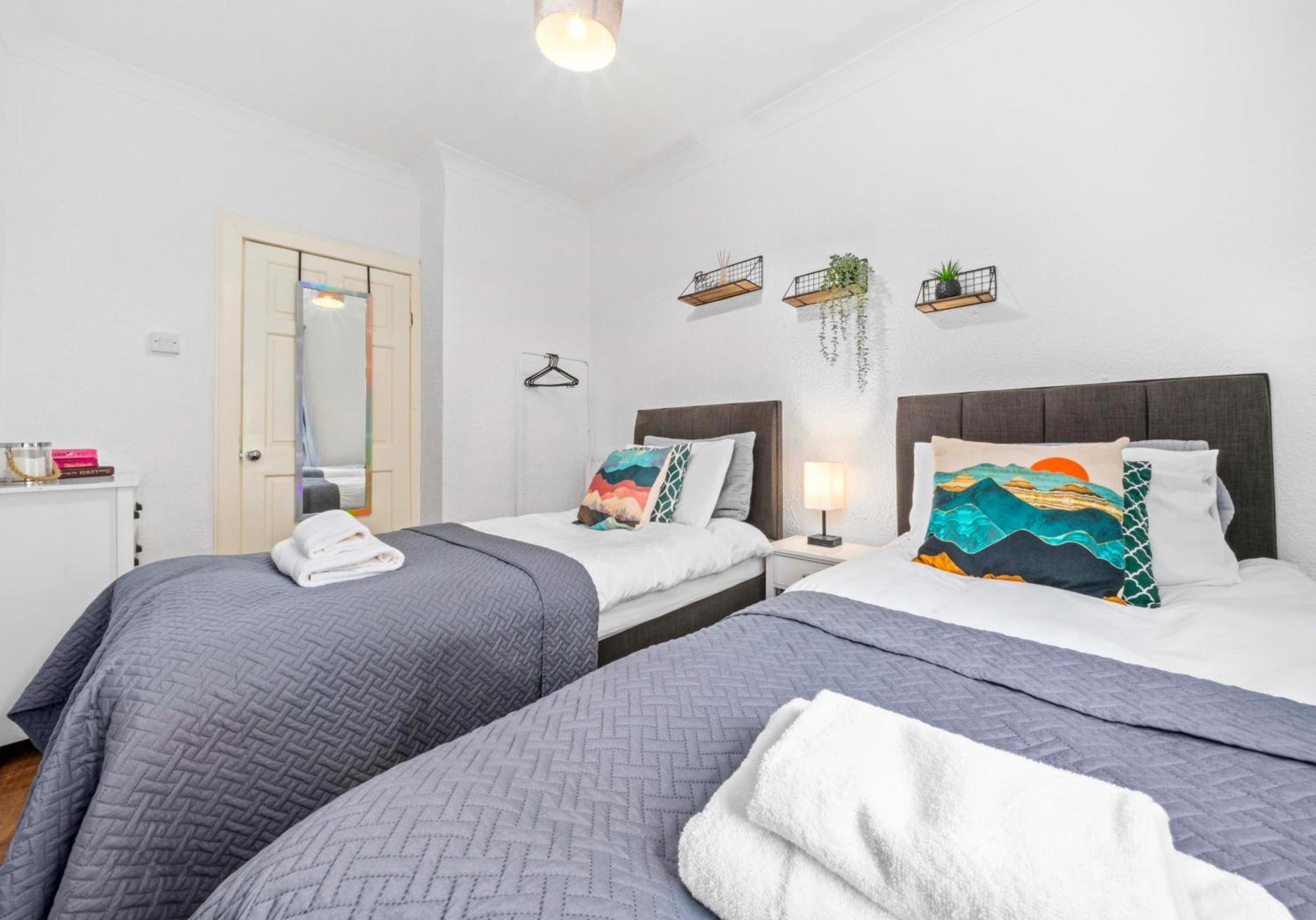 Nicol Apartment By Klass Living Airdrie Bagian luar foto