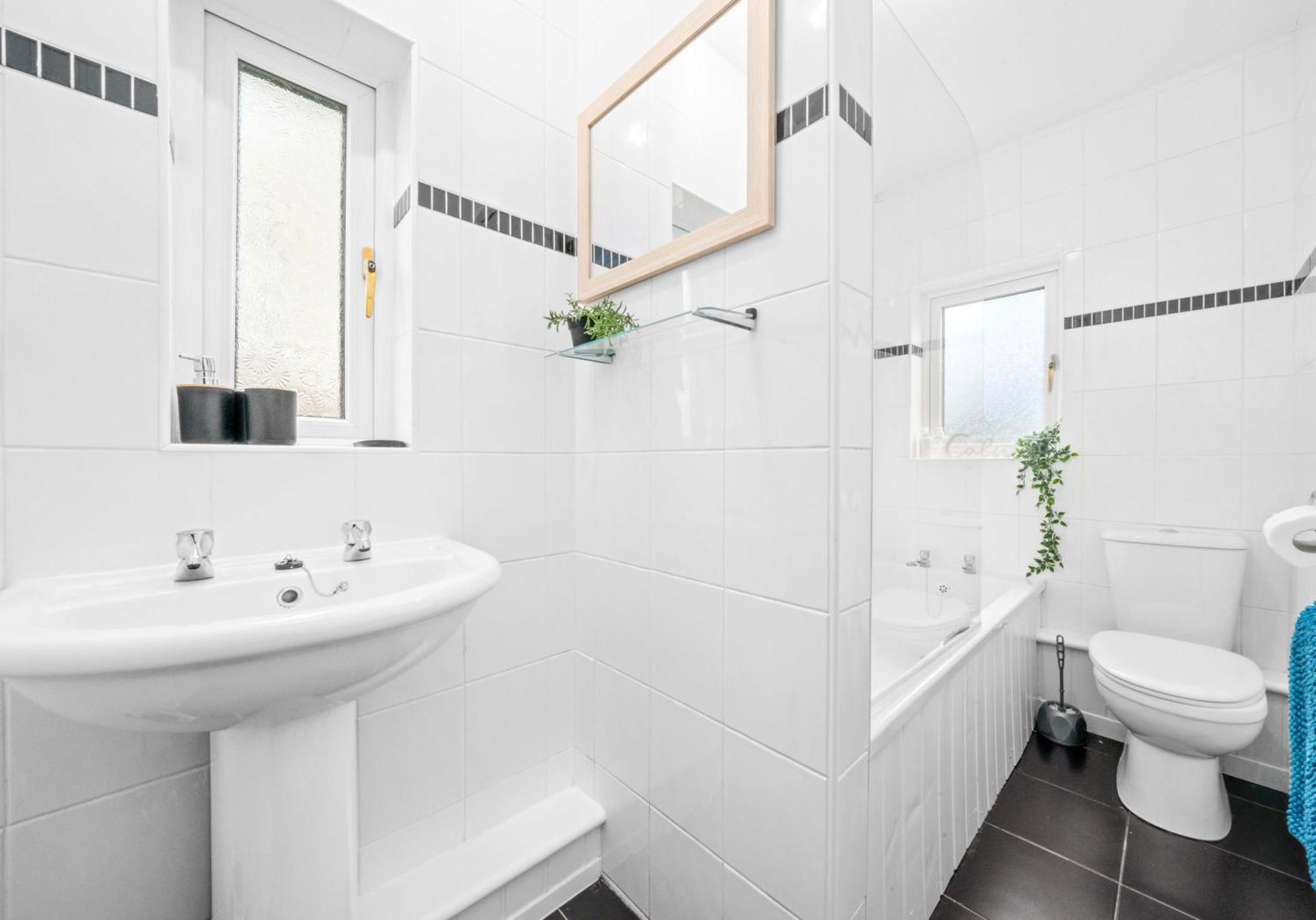 Nicol Apartment By Klass Living Airdrie Bagian luar foto